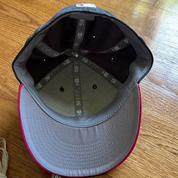 Like new vintage Boston Red Sox hat, size 7 1/8 in gray and pink - Picture 4 of 4